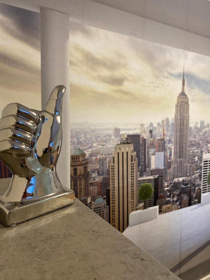 New York Apartment *